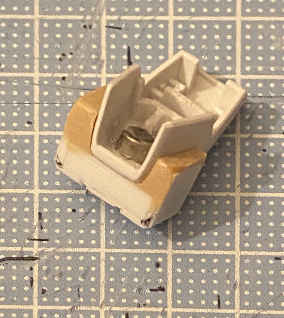 左肘下のGNパンツァーファウストの接続パーツは、中にネオジム磁石を仕込んだことで取り外し可能にしました。