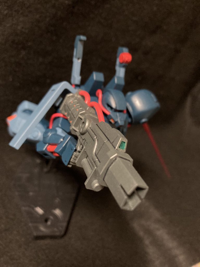 主兵装:ビームバズーカ．小型ジェネレータを搭載した手持ち式ビーム兵器．艦砲クラスのビームを放つ事が可能．Eパック式ではない為一撃一撃は大きいが連射は不可．故にバックパックの大型フィンによる冷却が必須となる高火力兵器．