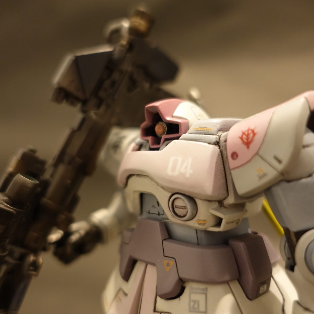 上半身の調整肩の軸を2ミリ上に移動。首を0.5ミリ下に移動。胸板の装甲も、肩の軸に合わせて2ミリ延長。上側を薄く削り、傾斜を持たせてマッシブ感を演出。胸のビーム発射口の出力アップにともない、冷却ダクトを増設。モノアイは、Hアイズのものを接着。