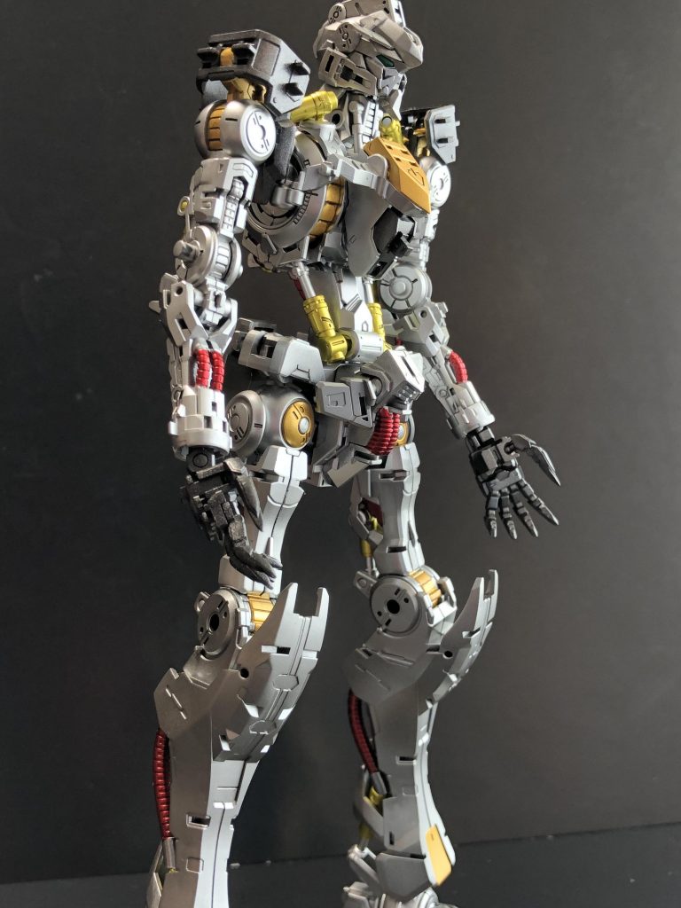 内部フレームです。アイアン色にしようと思いましたが、フレームを見た時にターミネーターが思い浮かびクロームシルバーベースにしました。アクセントに動力パイプをキャンディーレッドを塗り分けました。