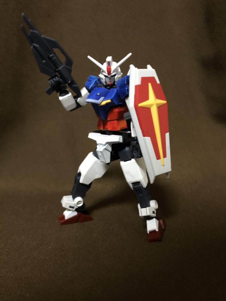 ライフルとシールドを装備。コアガンダム同様、アーマー未装着のときはオーソドックスなガンダムの武装構成となります。