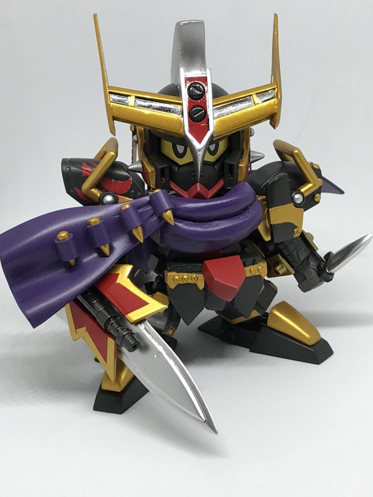 前にマントがあるのでややポーズは窮屈に