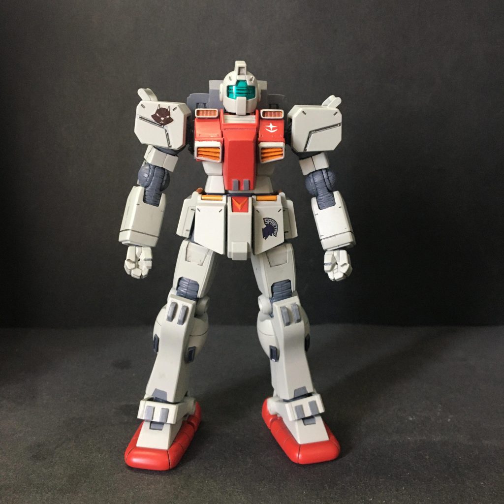 基本の素体は丸々陸戦型ガンダムS型で頭部はTB版ジムを胸部の排熱ダクトはガンダムMk-Ⅱのものを、首回りのダクトは市販パーツを採用しました!コックピット部分と脚部のアーマーのディテールはプラ板を貼りつけて再現しています👍今回デカールは極力少なめで連邦軍、スパルタン、黒猫隊のマークのみ貼りました笑