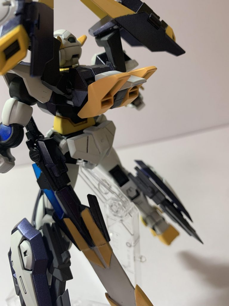 GNブーストスラスターこちらは背面に装備された機動力の強化を目的とした兵装になります。普段はスラスターとして、機体の安定性を保ちますが反転させることでGN粒子を高威力で噴射し、機体を加速させます。