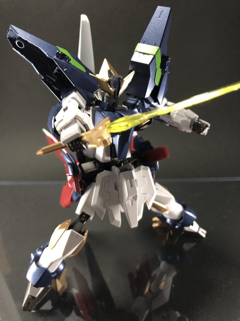 見てもらえればわかると思うんですが中身は普通のイージスなので可動域確保のためにかなり手の込んだ改造をしました。胸から腹にかけての可動は無理でしたが腰は自由に動かせるようにしました！本家イージスでは無理だった立体的なポージングが綺麗に決まります！