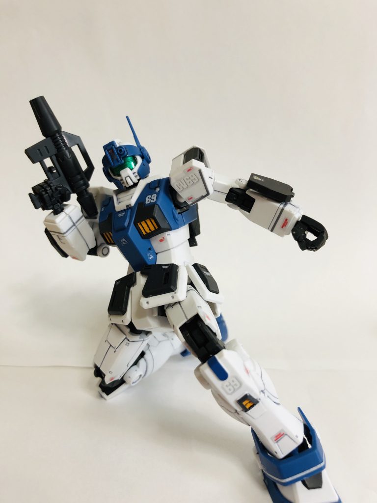 足がフロントアーマーに阻まれてあまり上げる事はできませんが、腹部が大体90度ぐらい曲がるので一応膝立ちはできます。足自体の可動域は新しめのキットということもあってか、良好です。