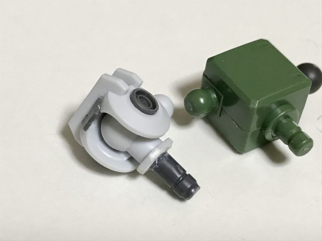 装甲が取れて関節がむき出しの右肩は、SDクロスシルエットの肩フレームです。ちょうどいいものが余っていました。コトブキヤのモールドで少し装飾しました。上腕につながる3mmの軸は、このキットにも付属するザクマシンガンの持ち手です。正確には前に作って余っていた部品を使いました。これまたちょうどいいものを見つけました。胴体側のボールジョイントは径が小さくユルユルです。これは瞬間接着剤で太らせました。