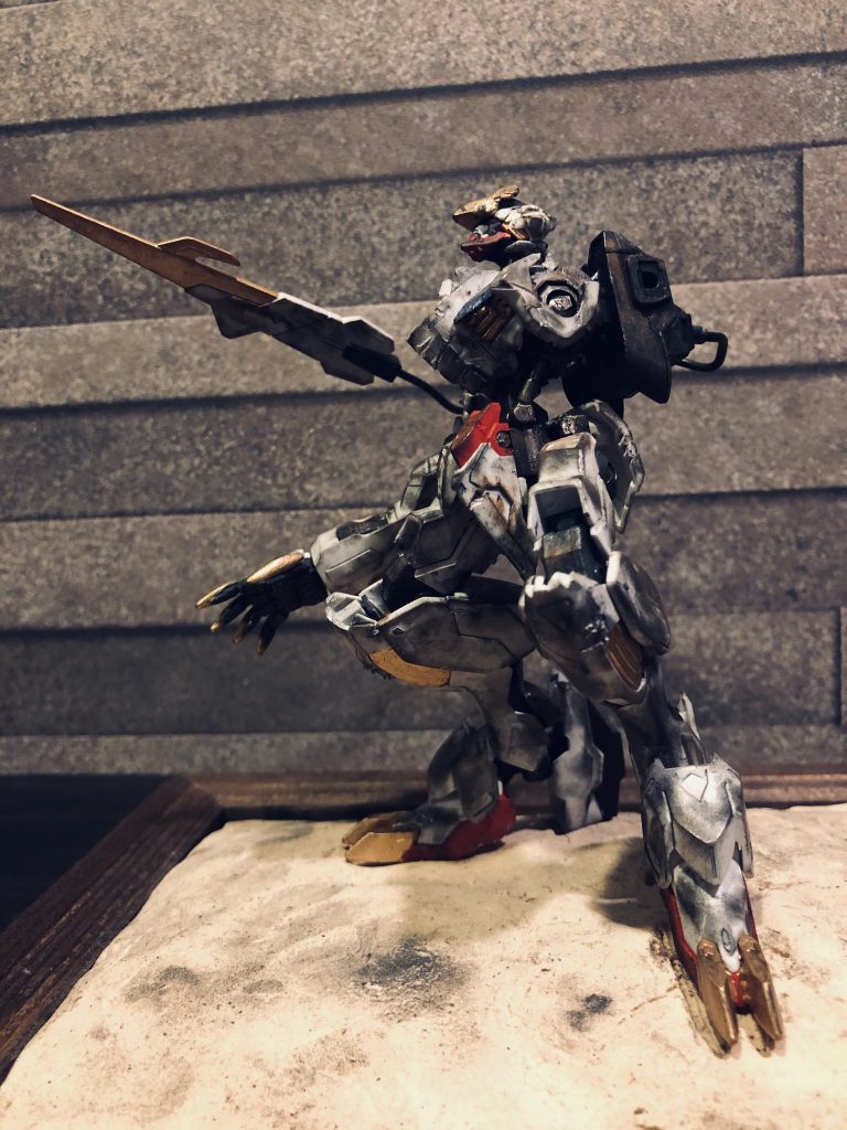 空を仰ぐようなポージング。その後の敗戦を思わせます。