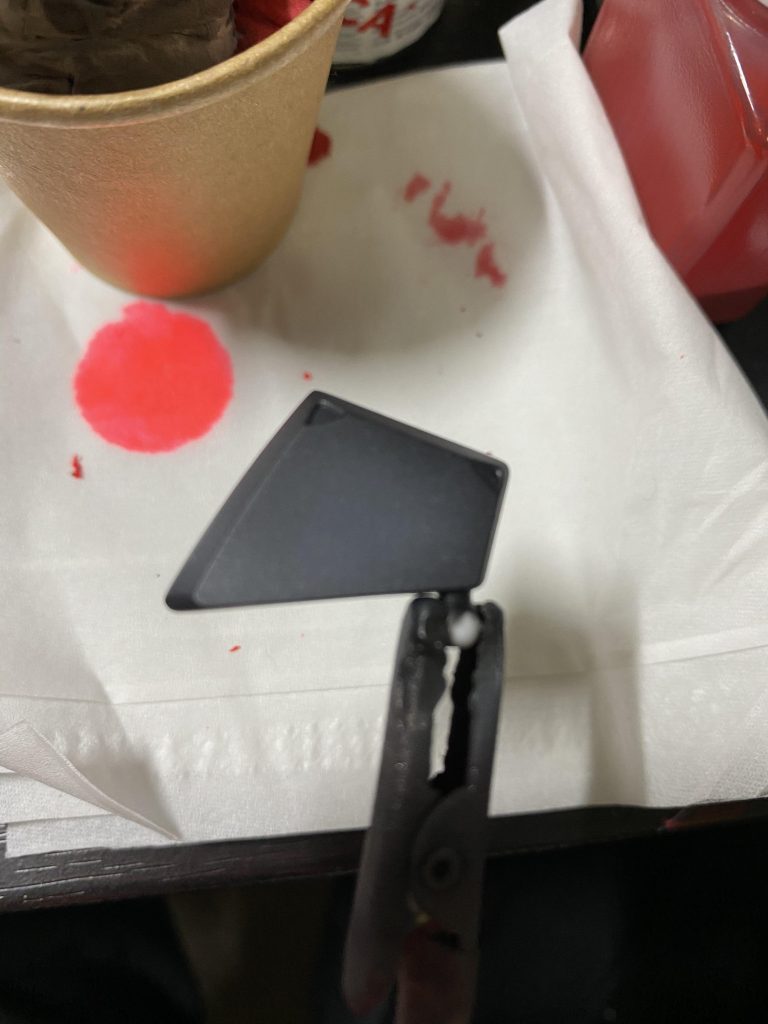 黒立ち上げだけど、グレーを先に塗って赤を塗りやすくしてます。