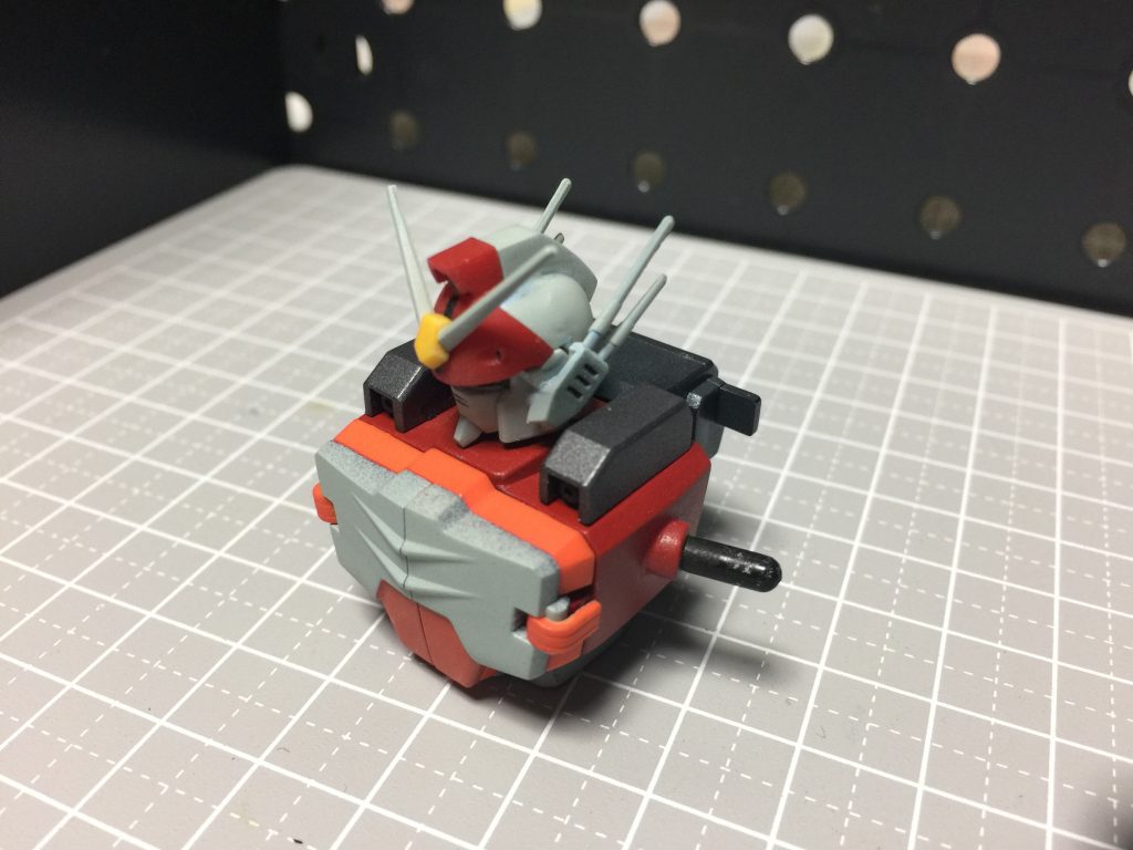 改造って程の事では無いですが、そのままだと［棒立ち］にも程があるので、両腕の付け根の角度を変えて埋め込み直してます。