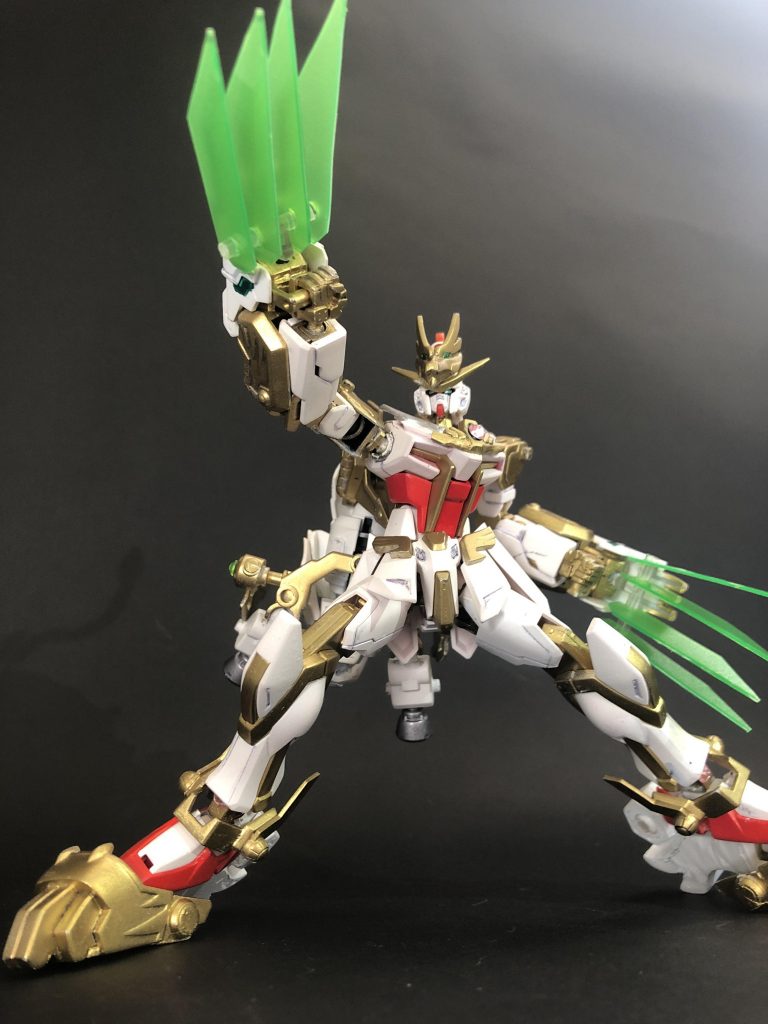 必殺技は、手甲からビームクローを形成し連続で敵を切り刻む「白虎百連撃」!