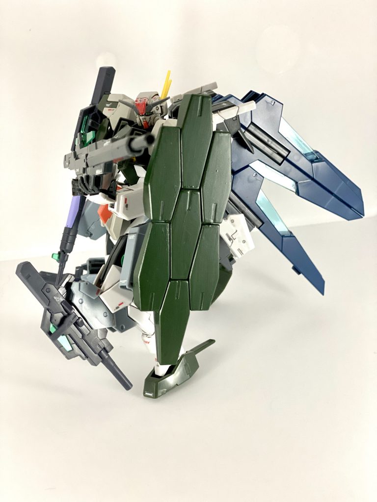 GNスナイパーライフルIIを膝立ちで構える事も出来ます。膝のサブマシンガンは意外と邪魔にはなりませんでした。シールドビットがいい仕事してくれています