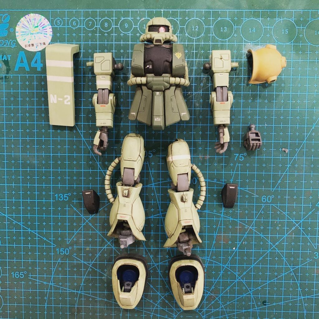 ほぼミキシング知識ゼロで挑んだので、今回の経験を通して改造部品や関節構造知識が一気に深まりましたし、各種ザクキットの研究も進みました。まだまだ100%満足なザクとは程遠いので、今回の経験を踏み台にして理想のザク探求を続けていきたいと思います。08ザク発売当時私は小学生で、お小遣いで陸ガンとのセットを買ったのを覚えています。子供がブンドドするにも不自由な可動範囲は、10歳そこいらの身でも閉口モノでした(苦笑)今回いい歳の大人になって再会して、少年時代とはまた違った楽しみと喜びを与えてもらいました。何十年もそのままの形で売り続けられ、ファンから愛され続けるガンプラって本当に素敵だなと思います。今回発生した余剰部品を使ってまた違うザクを組みたくなってしまい、このままズブズブとザク沼にハマっていきそうです(笑)ご覧いただきありがとうございました。