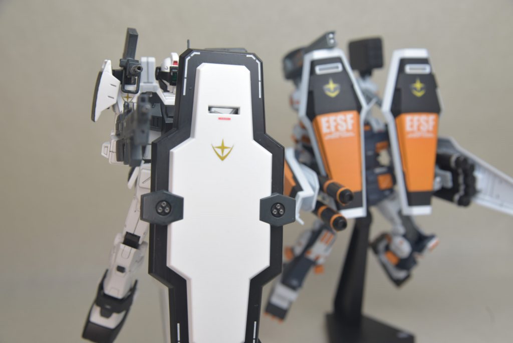 全身をシールドで隠して頭部バルカン、シールドのバルカン、肩のマシンガン、手持ちのマシンガンで攻撃!