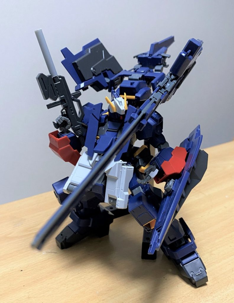 形決めの段階。最初は実戦配備カラーでまとめるつもりだったのですが地味になりそうだったのと第2形態との差別化のために止めました。掌もビームライフルをしっかり構えさせるためにデフォのものからリゼルディフェンサーのものに変更しています。手甲はジェガンブラストマスターの肩パーツがぴったりでした。