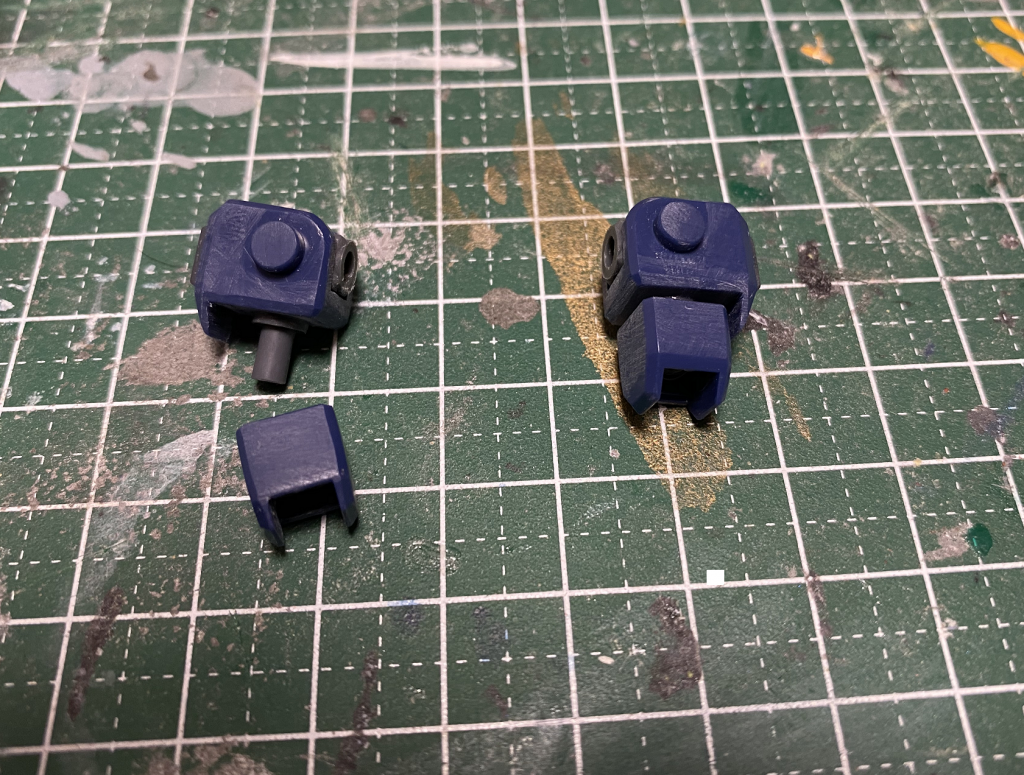 肩の合わせ目を消すついでにコトブキヤのジョイントで3mm軸化。他に膝に1mmプラパンを仕込んで延長等の工作を行っています。