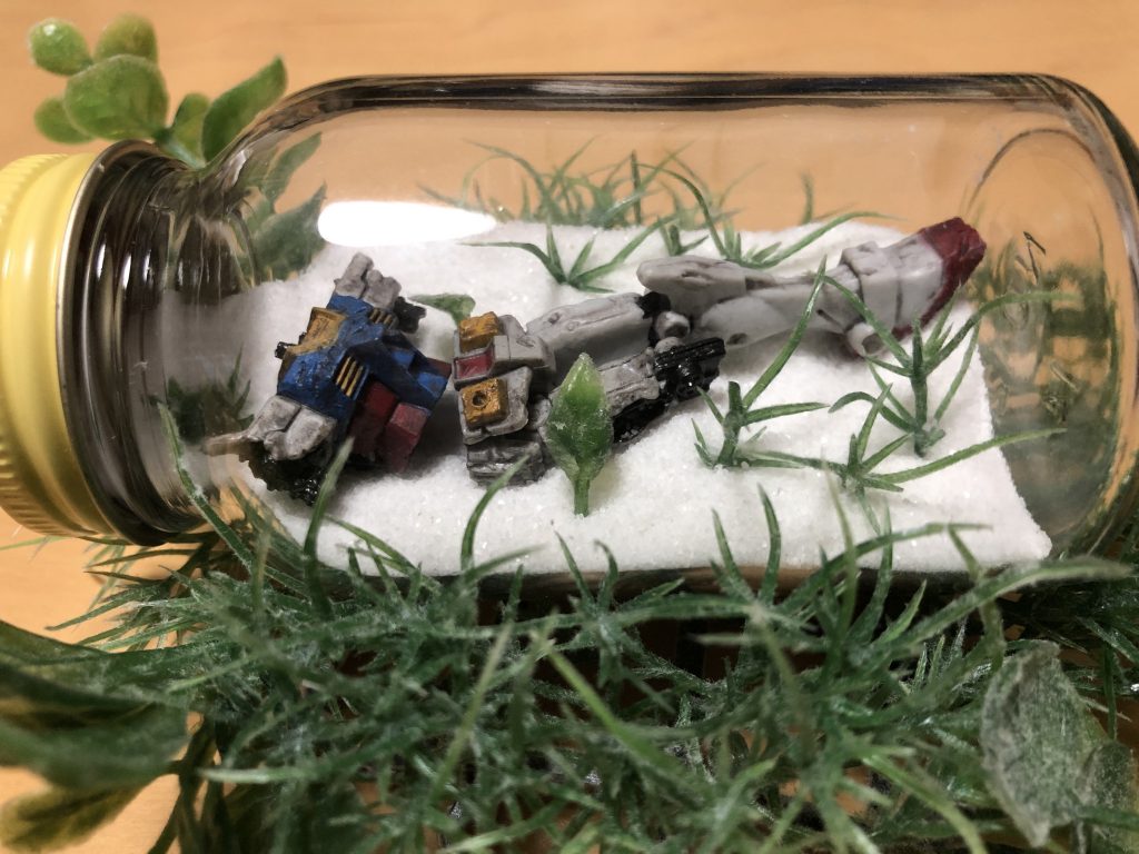 フェイクグリーンと下地の白砂は100均で購入。見えませんが、瓶の口から砂がこぼれないように、半分ほどを口をセロテープで塞いでいます。
