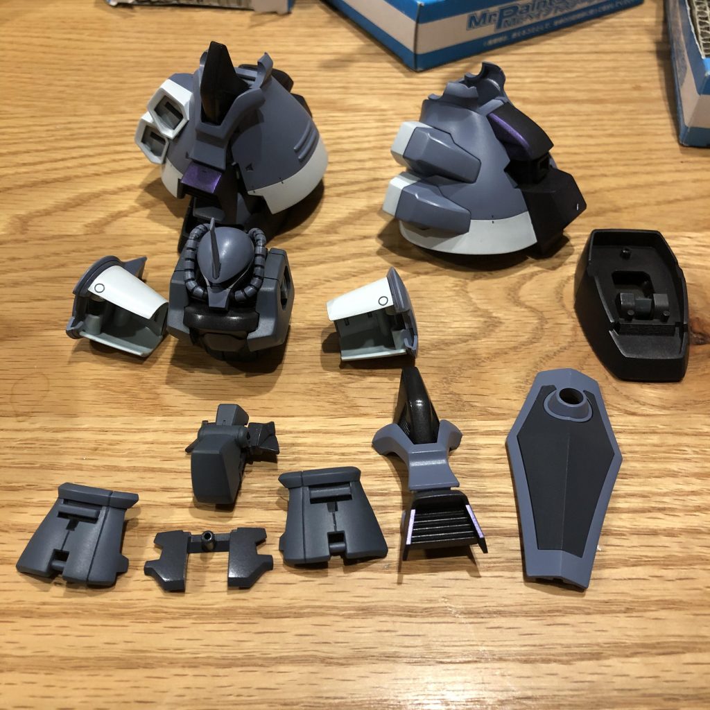 パネルラインの掘り直し、ヤスリで全体を面出しした程度で、大きな加工は一切していません。合わせ目も上手く隠れる部品配置なので、塗装に専念できました。マスキングも最小限で済みました。