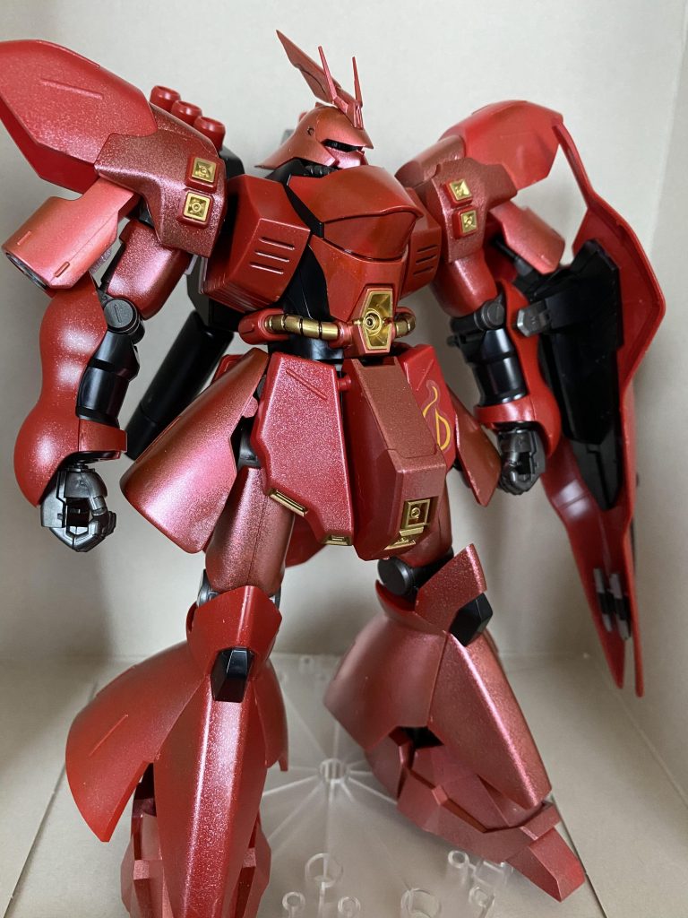 使用したカラーはメタリックレッドとゴールドとシルバー。右腰のスカート部分にゲート処理の甘さが目立ちます。反省。