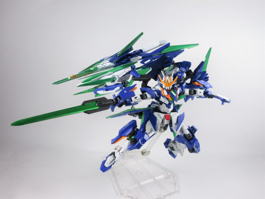 原型機のクアンタに比べてかなり追加で装甲やらが盛られておりガッシリとした見た目になっており、バインダーは両肩に装備されているためダブルオーライザーに近い見た目となっている。その他にはアンテナパーツの増加が目を惹くがこれによって粒子制御能力が向上しており高い戦闘力を支えている。