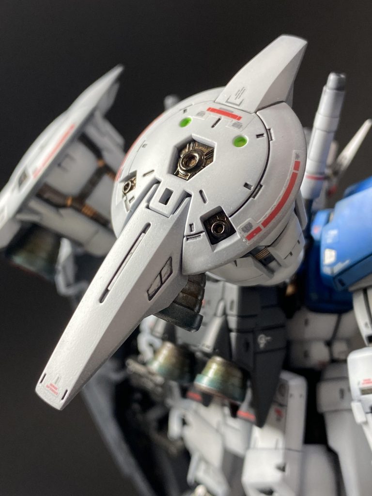 よく戦闘機等でみる翼の先の赤と緑のライトのイメージが表現できたら嬉しいなと。他にシールド、つま先、胸部に施してみていい雰囲気でした。