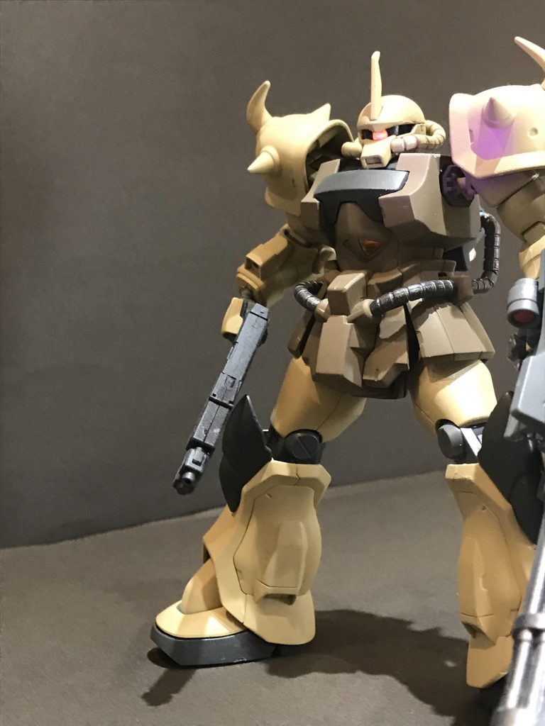 最近の自分のマイブーム、ブラックライトでモノアイの点滅をしてみました。