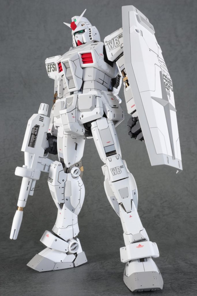 赤の配色はアクセント程度に抑えより白い MS感を出しました。