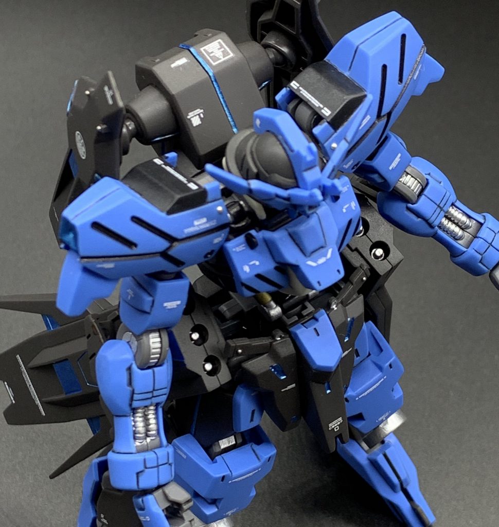 肩の合わせ目は内側半分を消して塗装、残り半分は段落ちです。その他腕あたりの細かい合わせ目はあえて段落ちにはせずラインを引くことでモールドっぽく見せています。