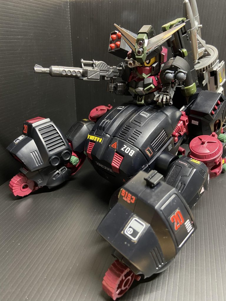 ちっ！雑魚がワラワラと‥蹴散らすぞ！コング！・フォートレスモード。重装化したコマンドモードの破壊力はそのままに、コングに乗ることで機動力を底上げした状態。対地空ミサイルによりほぼ全ての地上戦で驚異の制圧力を誇る。