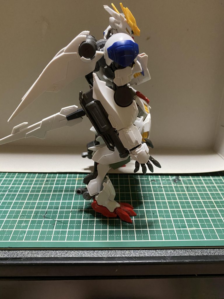 腕は長く感じたので短くして、踵はよくある獣脚のように爪先立ちにし、太ももを太く見えるように切った貼ったしてます。