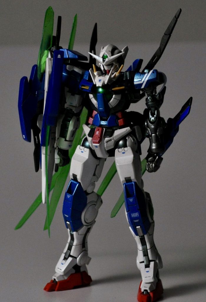 全体はこんな感じ関節部分は基本ガンメタで塗装し、武装類の刀身はレジンで複製してクリアパーツにしています。気泡が入っているのは見ないでください(笑)