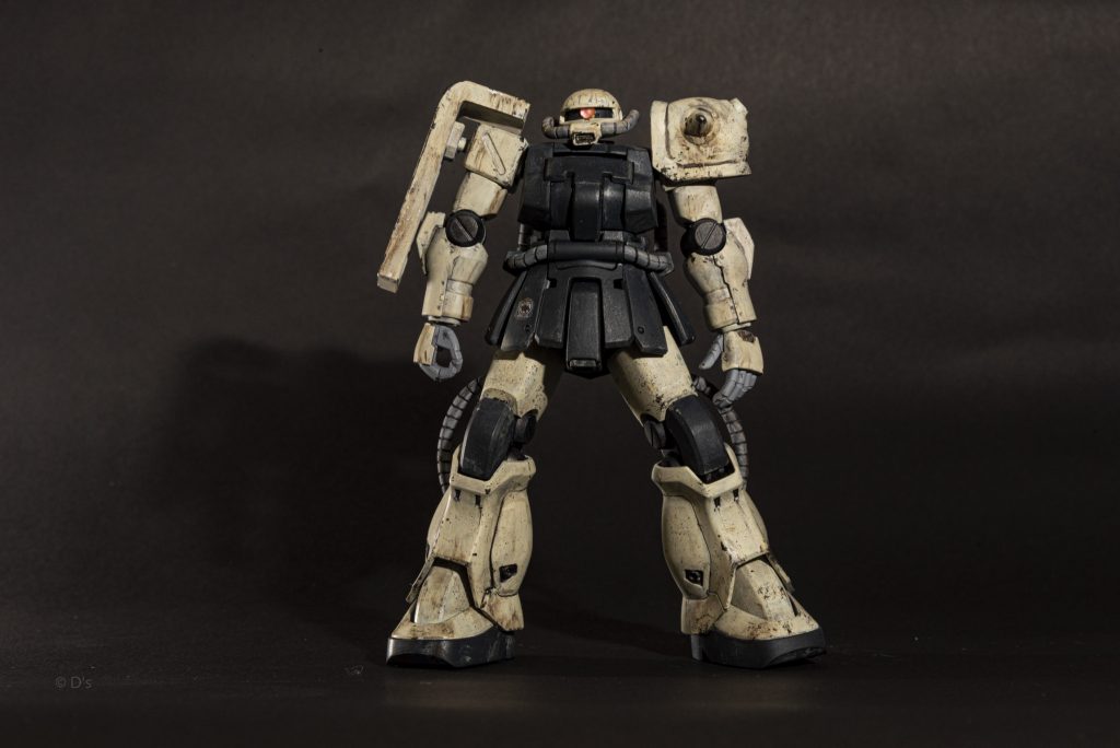 肩のスパイクは一箇所削ってみました。モノアイはHアイズの裏にシルバー塗って貼り付けてます。