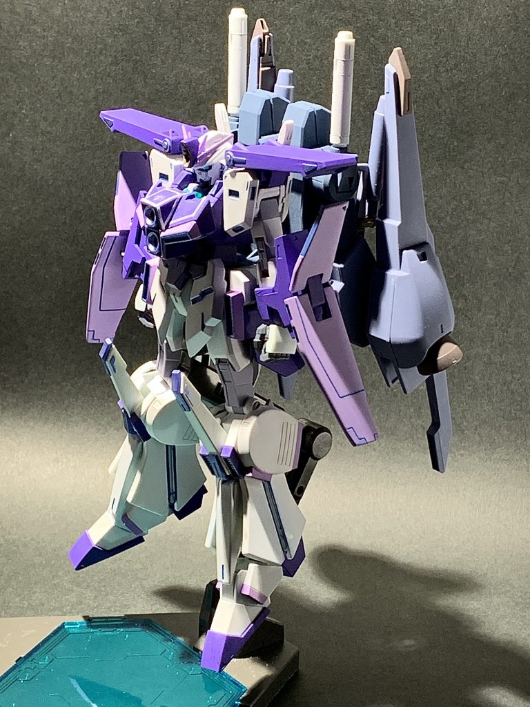 腕部はヴィートルーガンダムのアーマーにダブルゼータのシールド部分を取り付け。接着なしの無改造での取り付け可能。