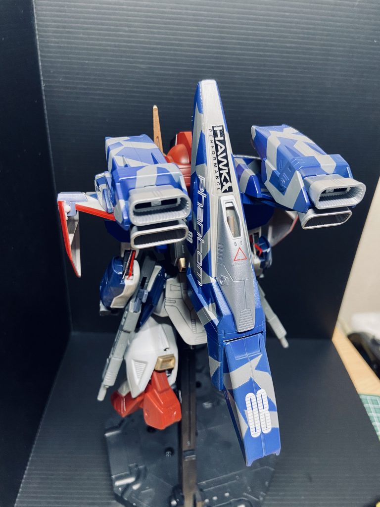 一応バックショットも。黒下地にホワイトは地獄の出来栄えだったので、スモークグレーふりかけに変更して重厚感をプラス。うーん、見切り発車。カラーリングプラン、皆さんどうやって立ててるんだろう。