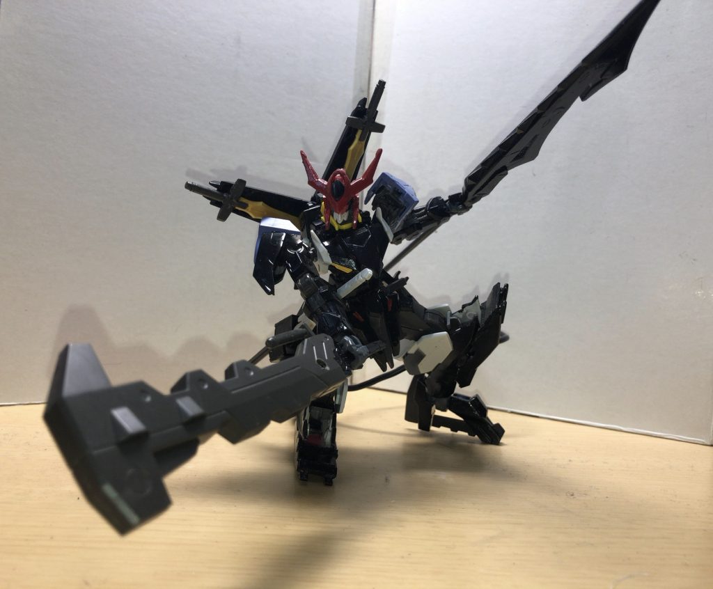 デモリッションハンマー:ステュクスの鞘ごと使う質量武装  デブリ帯でよく使われ小隕石を粉々にするほどの破壊力をもつ。ハデス:刃の形状が独特な専用の槍  形状を活かした独自の使い方をする。ジェイリック:独特な膝装甲のこと  奥の手として使われるもので敵機コクピットを狙い殺す、まさに必殺技のような武装