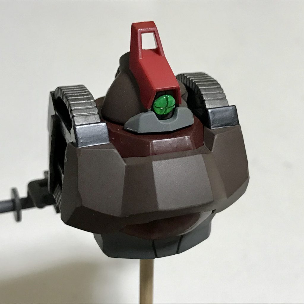 成形色に少〜し違和感を感じ、全塗装を決意。赤はあずき色（赤2号）、茶は艦底色、こげ茶はマホガニー 、薄いグレーは軍艦色2、濃いグレーはジャーマングレー、動力パイプ等はMr.メタルカラーのステンレス、主にこの6色を使いました。はじめにランナーごと大まかに缶スプレーを吹いて、あとは組みながら、筆塗りしながら進めました。序盤は「う〜ん、これでいいのか？」と迷いながらでした。