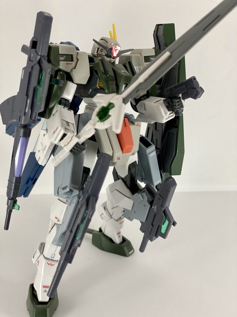 GNダイバーソードとピストルソードで斬り付けつつピストルで射撃が可能に本家ロックオンはサーベルは抜かないですがその辺りは自分専用機としてのアレンジに