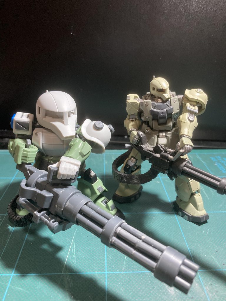 あとはザク本体にマテリアルパーツを付けて『ADAPT』風に味付け。左肩のリベットはガトリングのキットに付いていたパーツ。ぴったりすぎてぴったり。