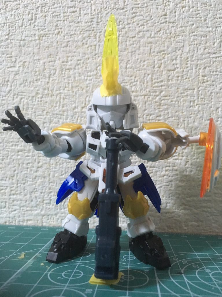 創傑伝キットは手のパーツは握りこぶし状しか付属しませんが、別途HG規格の次元ビルドナックルズはジョイント部が創傑伝規格にほぼ合致(僅かに太いので少し磨くとジャストフィット)するため、こちらを使用しています。