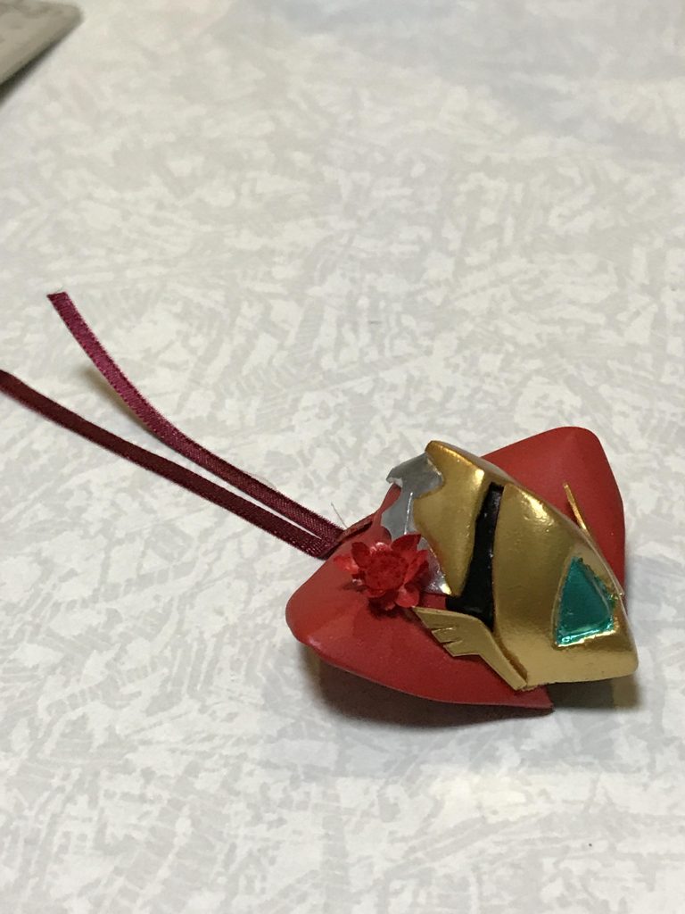 帽子はプラ板で骨組みを作った後パテで作りました。薔薇の花は簪のものを使ってます 