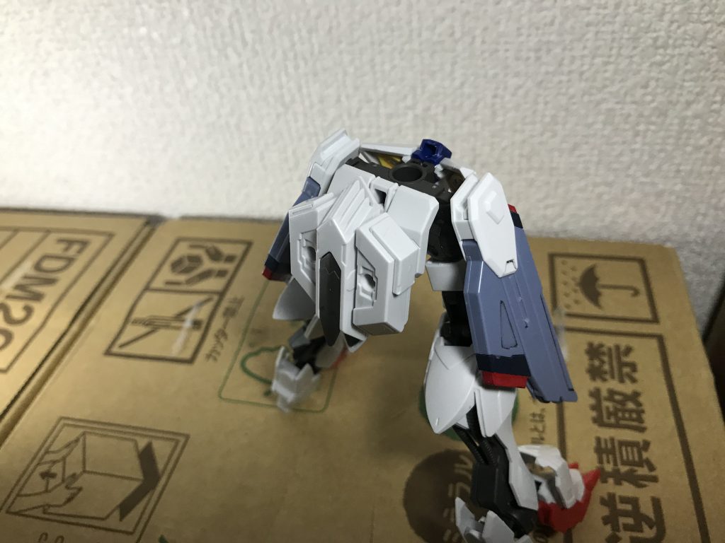 ルプスの背部スラスターを腰部背面の接着。ルプスビームライフルにランナーを接着しているのでここにマウント可能。アームパーツで伸縮できるので可動に無理はなし。