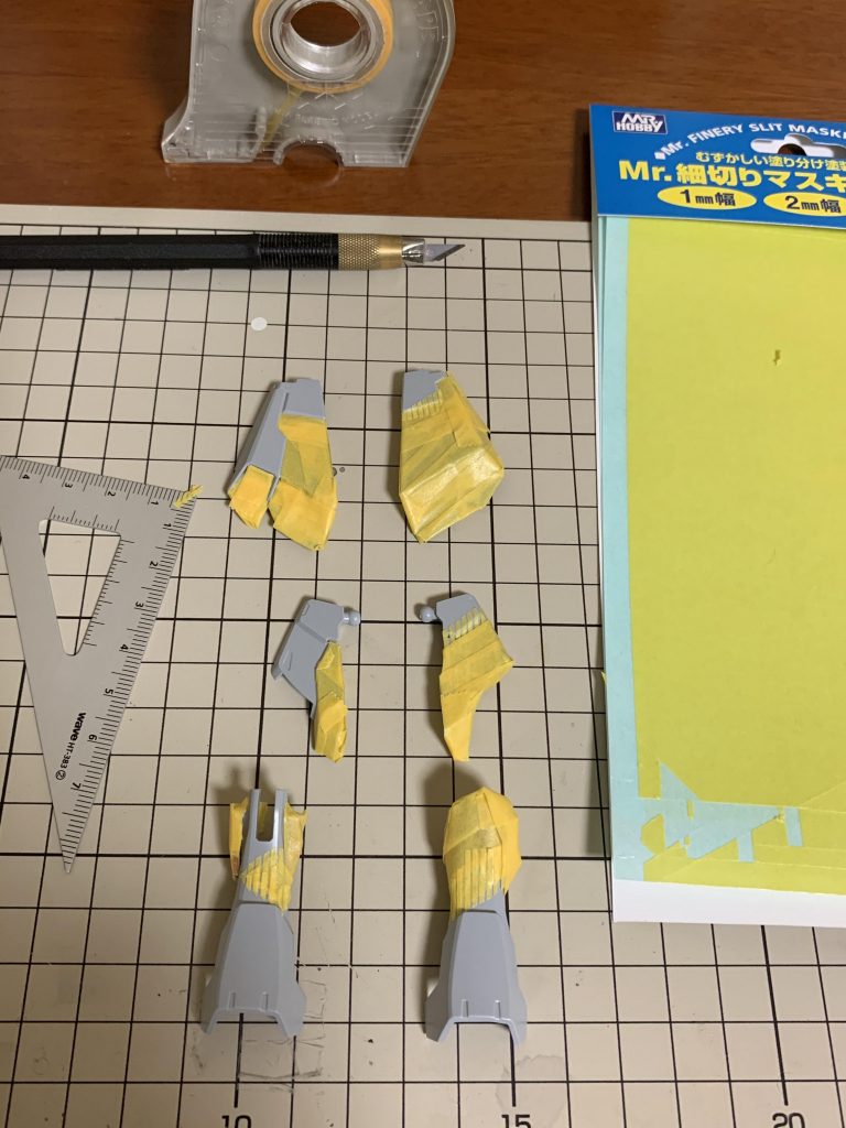 マスキング貼り中。フォーク調のパターンはSEEDアストレイのイライジャ専用ザクを参考にしてみました。こういう細かいマスキングは初挑戦でしたが面白かったです。