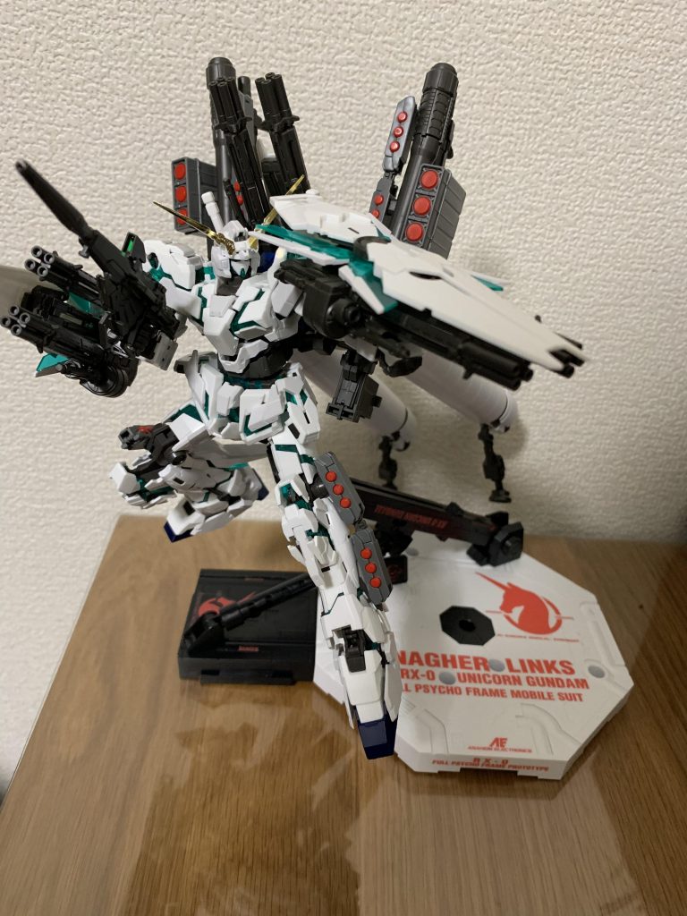 どでかい箱も想定内。ランナー数も知っている。でもね、パーツが小さすぎませんかね。シールも小さいし数も多いし。あんまり赤くないし(ぇ土日の夕方には妻と買い物に出かけつつ、子供の送迎とか色々。定時後にチマチマチマチマ、イライライライラ、うんきてるね、いいよいいよ、高まってきたねー。ランナーをベットに広げ、パーツ切り、ゲート処理、組み立て、パーツ切り、ゲート処理、組み立て…ランナーをしまっての繰り返しの日々。皆さんは処理中何を考えてますか?私はちょっと悟りかけました。多分パーツ数と快楽は比例しないね。だって組み立て終わっても、これから鬼のようなシール貼りが控えてるからねっ!そして既にアンテナのシールは失敗だぁー!!(一枚目写真参照)。絶望しかねぇ!!