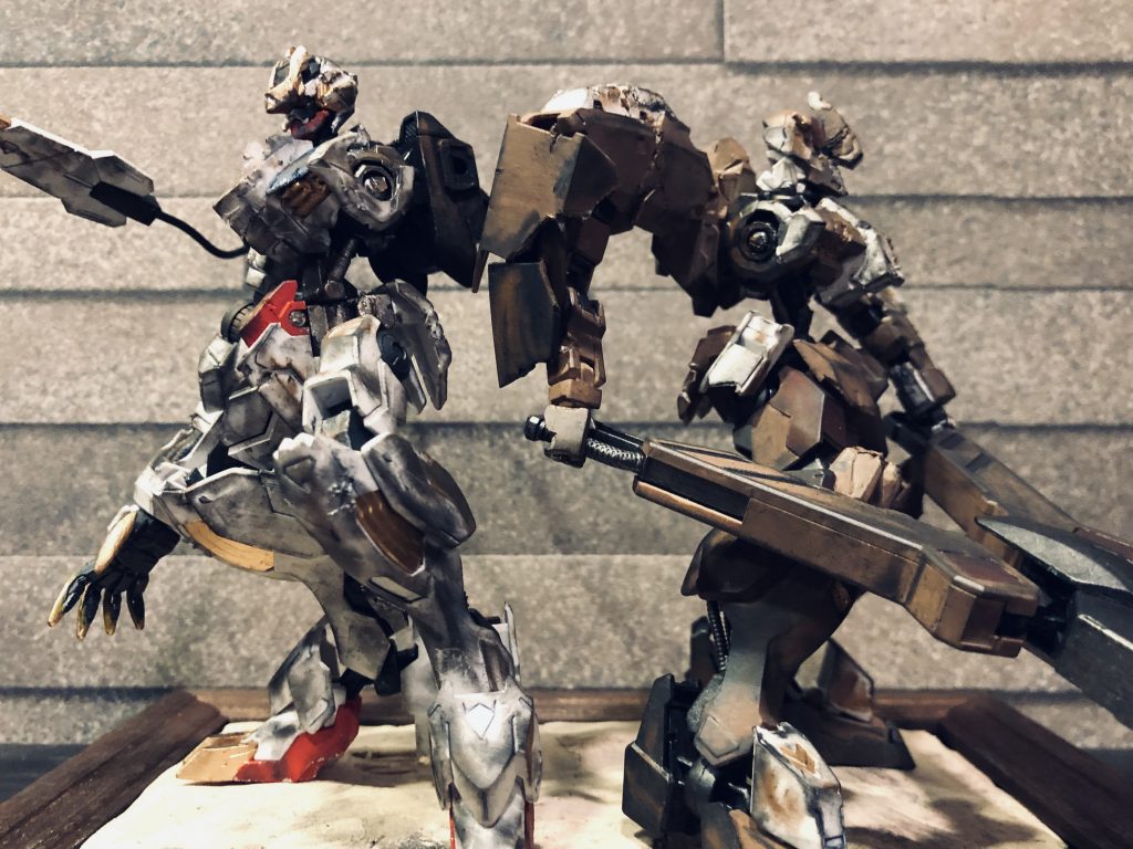 先日、ガンスタにアップしたバルバトスと背合わせ。この状態で飾っておくことにします。