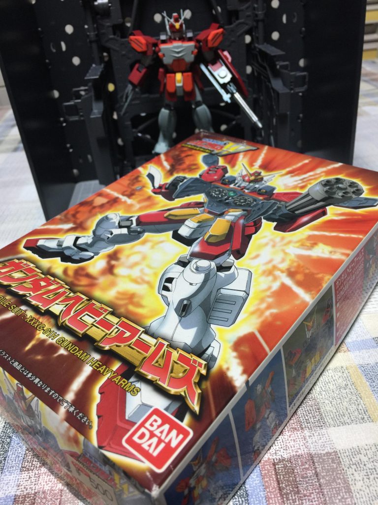 箱に1995って書いてあります。まだフィギュアも付いてませんでした。まさかこの後延々と初期型ヘビーアームズがキット化に恵まれない事になるとは思ってませんでした。