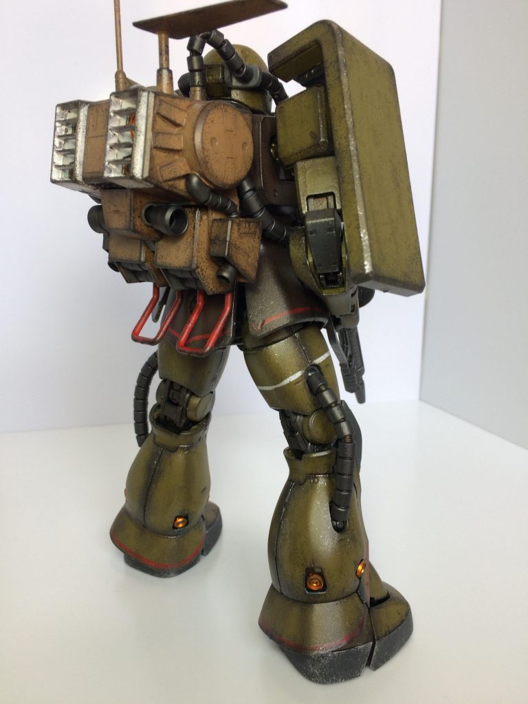 マシンガン持たせポーズ。チッピングした後はリアルタッチマーカーグレー2とウェザリングマスターのチタンで汚してます。マシンガンはライトガンメタルと赤焼けしてます。モノアイはガンダムマーカーのピンクの上からニューホワイトでボカしてます。町の模型屋さんで、色褪せた箱で積まれたところを発見し、06Fザクを前から作りたかったのでこれでいいやと、前作のジムと一緒に購入しました。何年も積まれていたのか、ABSのフレーム部分がギチギチだったので、ゲムを作るために購入したザクのJ型のフレームとまるまる入れ替えました😅なんて贅沢なんだ‼️そして、このザクマインレイヤーのことを知らなかったので、調べてカラーリングを決めました。RGのカラーを参考にしましたが、調色が面倒だったのでそのままで塗った結果がこのカラーリングです。