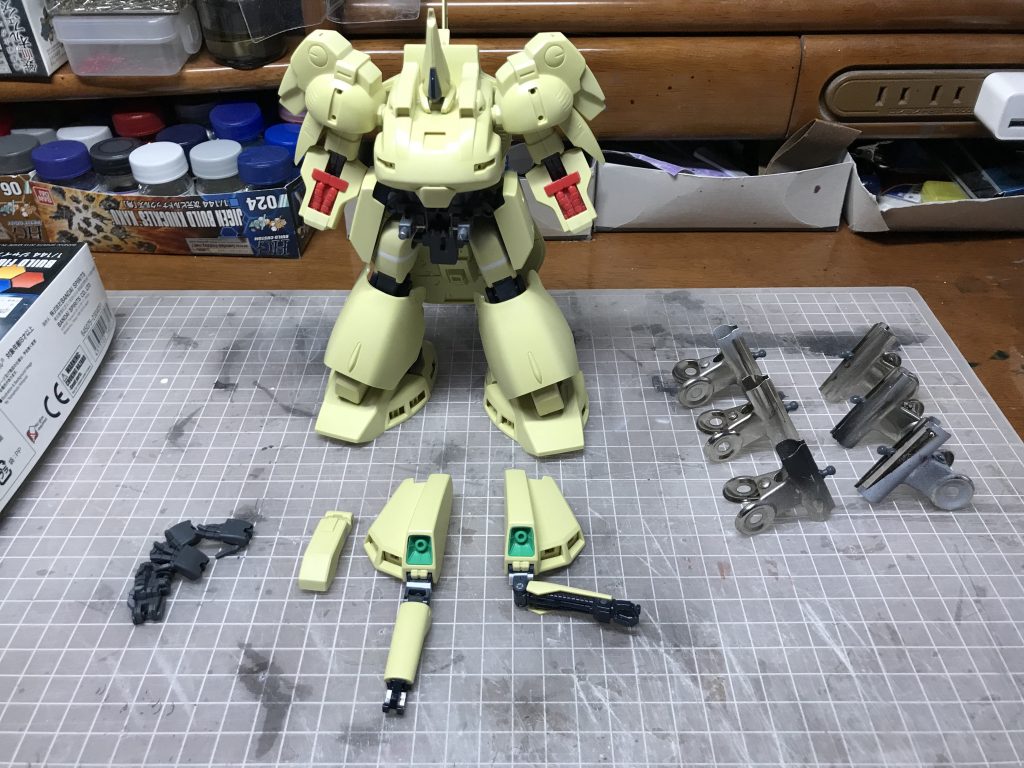 フロントアーマー接続部に可動軸、隠し腕の関節にに軸を追加する事で捻りが可能