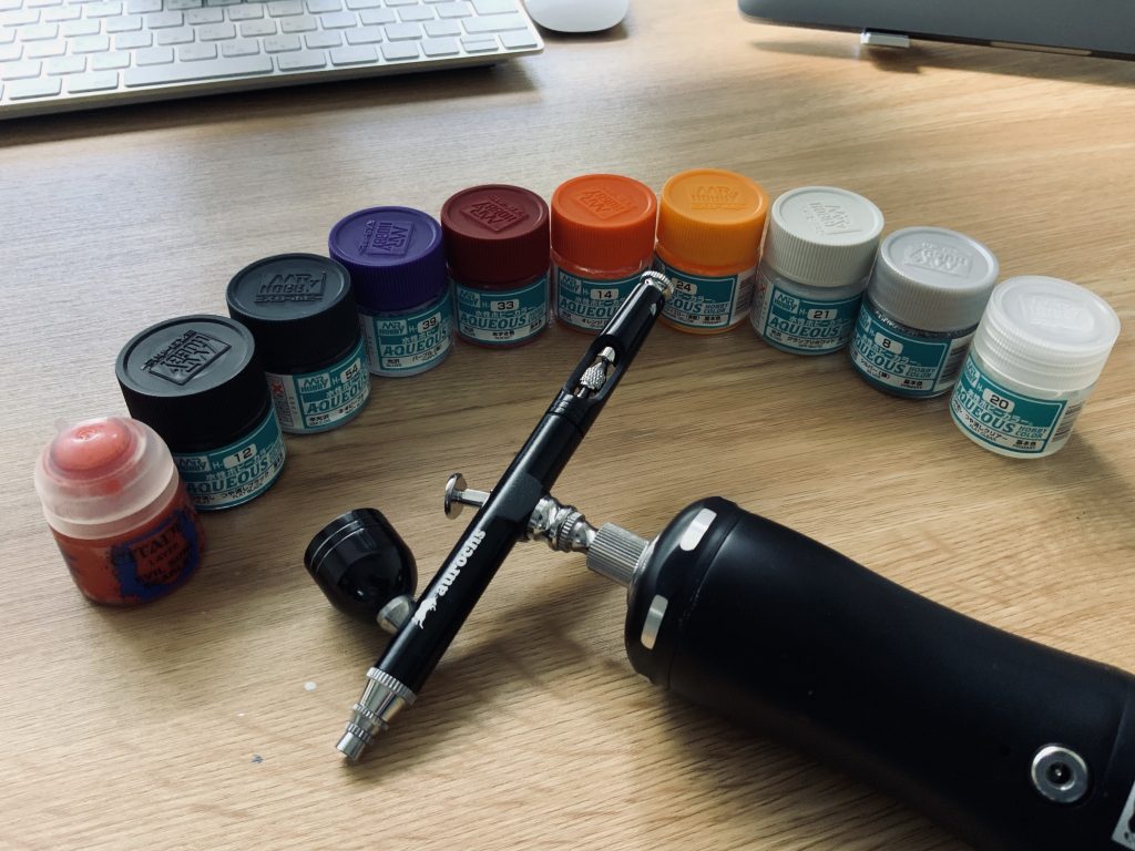 調色はかなり満足のいく結果になりました。元のカラーリングを再現しつつ、より自分の好みに調整しています。新水性ホビーカラーの限られたラインナップの中から思い通りの色を作るのは大変ですが、それでも恩恵の方が大きいです。前回の赤とオレンジがくすんでしまった失敗から今回はサーフェイサー後に一部下地塗装も行いました。白　グランプリホワイト紫　パープル5 ネイビーブルー2-2.5灰　ガルグレー黒　つや消し黒銀　黒下地、シルバー黄　白下地、オレンジイエロー1 オレンジ1赤　白下地、あずき色指赤　イービルサンズスカーレット（シタデル）