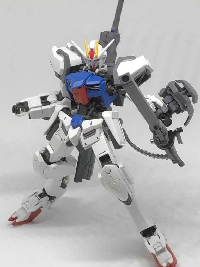 【ランチャーストライク ver.IRON-BLOODED】長距離レールガンを装備し、遠距離からの射撃攻撃を行う!腰部にパックを装着し、エネルギーを供給!ギャラルホルンで開発されていた電磁砲である!また、腕部迫撃砲も装備し近距離での射撃戦にも対応可能に!