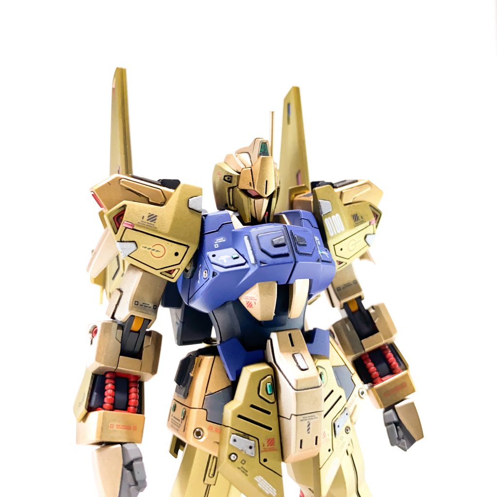 目はクリアパーツにクリアレッドで塗装。光が当たるとキラッと赤く光るのでカッコイイです。特徴的な両肩の「百」のマーキングは無くし、左肩に数字で「0100」で百を表現しました。